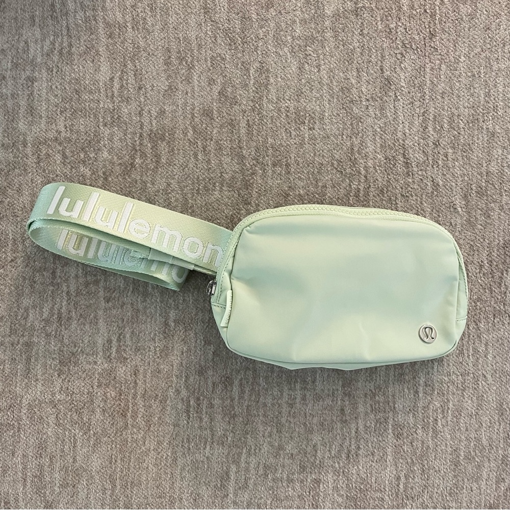 Lululemon Everywhere Belt Bag 1L Kohlrabi Green / White